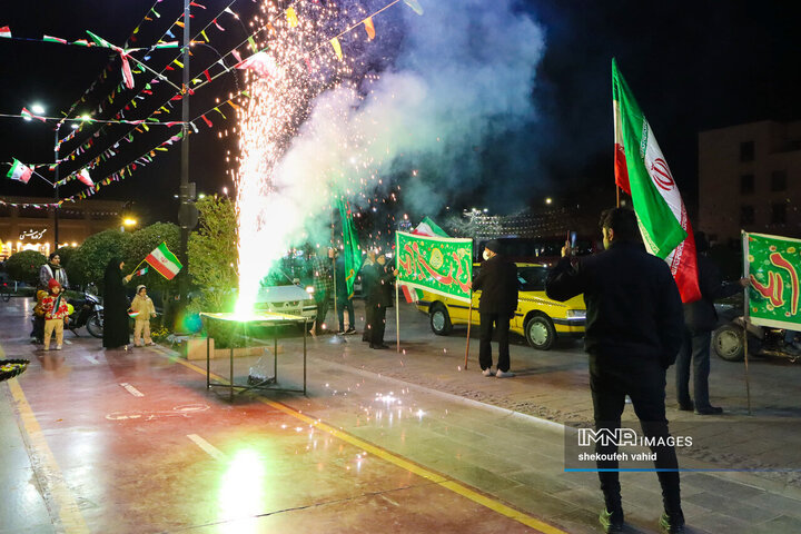 نورافشانی شب ۲۲ بهمن در میدان امام حسین(ع)