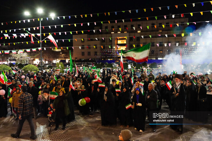 نورافشانی شب ۲۲ بهمن در میدان امام حسین(ع)