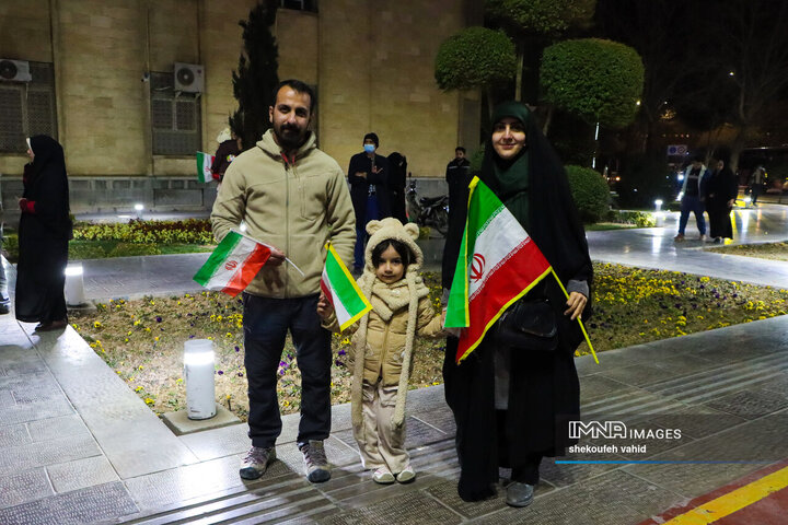 نورافشانی شب ۲۲ بهمن در میدان امام حسین(ع)