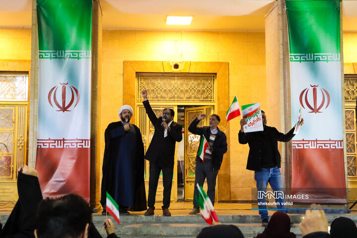 نورافشانی شب ۲۲ بهمن در میدان امام حسین(ع)