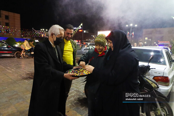 نورافشانی شب ۲۲ بهمن در میدان امام حسین(ع)