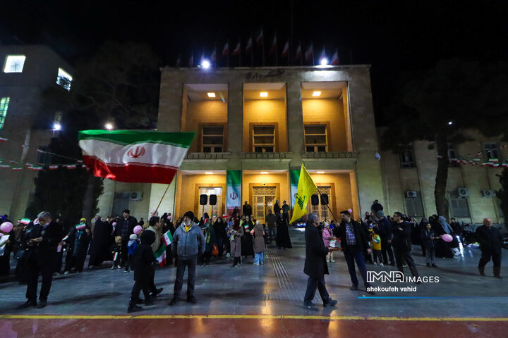 نورافشانی شب ۲۲ بهمن در میدان امام حسین(ع)