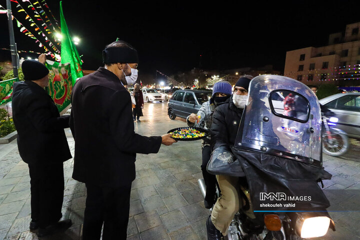 نورافشانی شب ۲۲ بهمن در میدان امام حسین(ع)