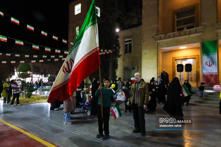 نورافشانی شب ۲۲ بهمن در میدان امام حسین(ع)