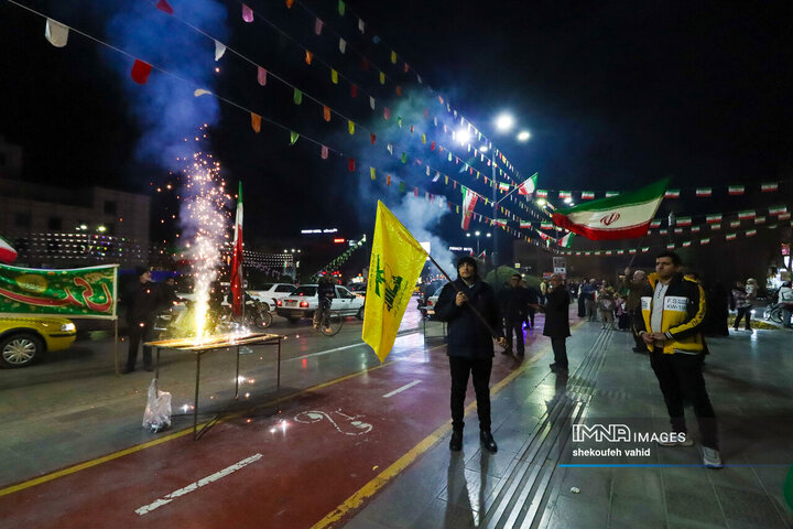 نورافشانی شب ۲۲ بهمن در میدان امام حسین(ع)