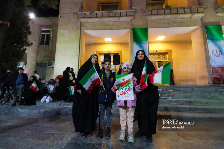 نورافشانی شب ۲۲ بهمن در میدان امام حسین(ع)