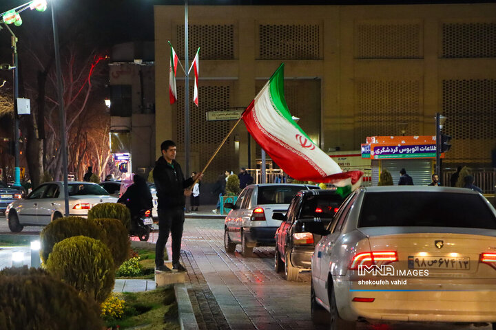 نورافشانی شب ۲۲ بهمن در میدان امام حسین(ع)