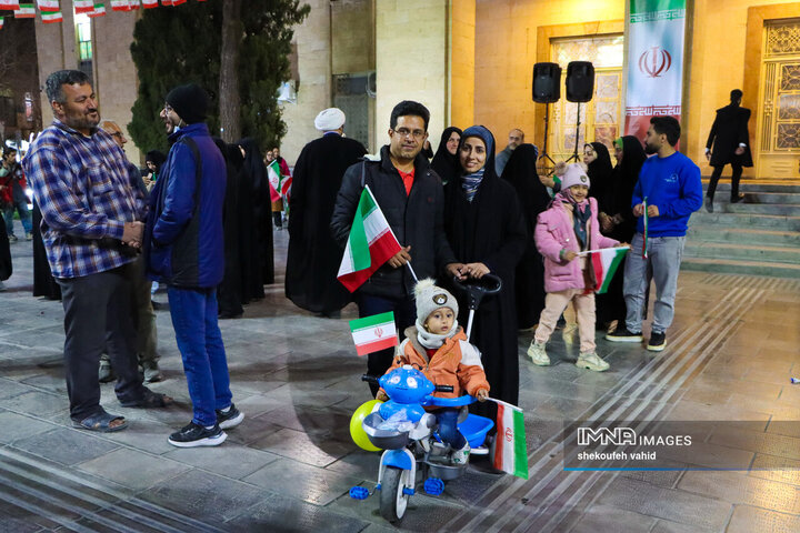 نورافشانی شب ۲۲ بهمن در میدان امام حسین(ع)