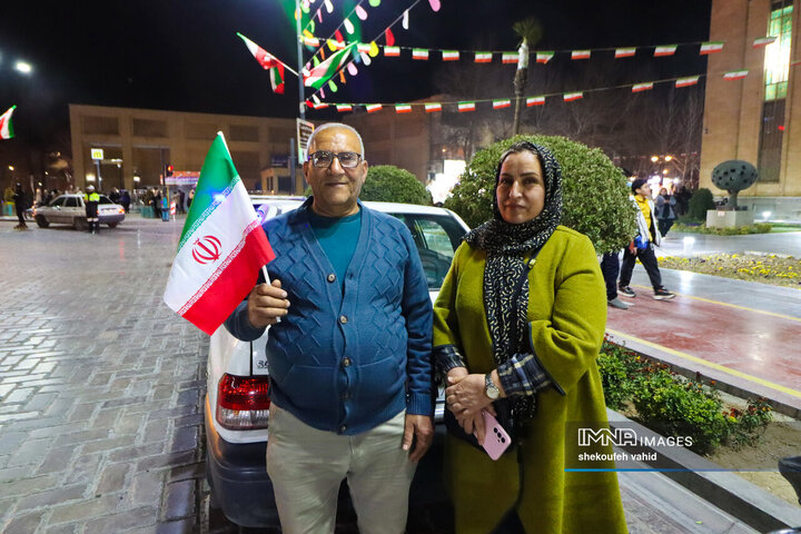 نورافشانی شب ۲۲ بهمن در میدان امام حسین(ع)