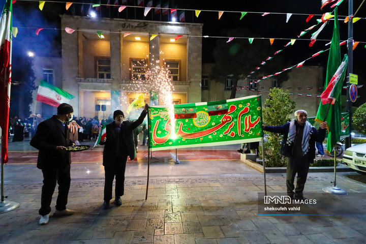 نورافشانی شب ۲۲ بهمن در میدان امام حسین(ع)