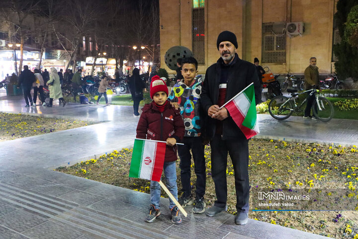 نورافشانی شب ۲۲ بهمن در میدان امام حسین(ع)