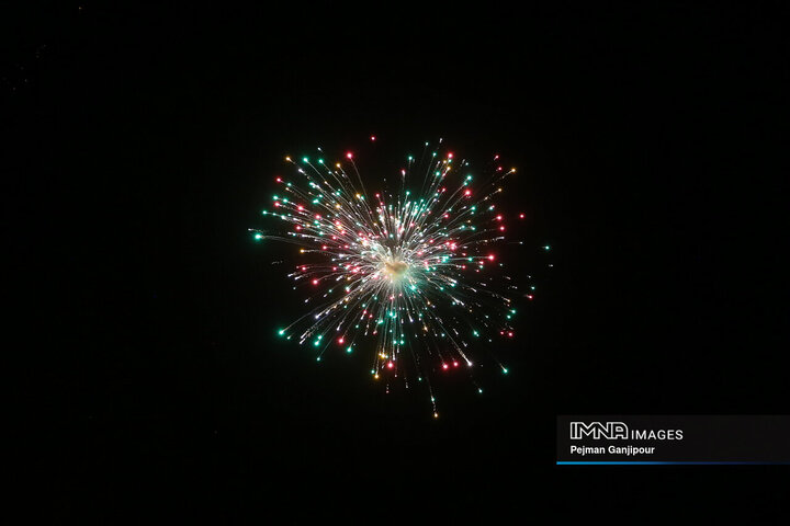 نورافشانی شب ۲۲ بهمن در میدان شهید علیخانی