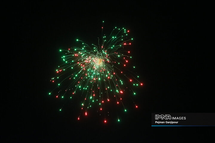 نورافشانی شب ۲۲ بهمن در میدان شهید علیخانی