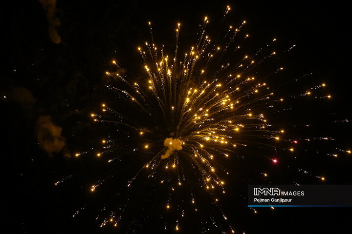 نورافشانی شب ۲۲ بهمن در میدان شهید علیخانی