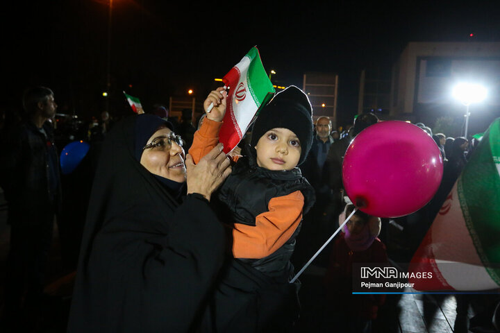 نورافشانی شب ۲۲ بهمن در میدان شهید علیخانی