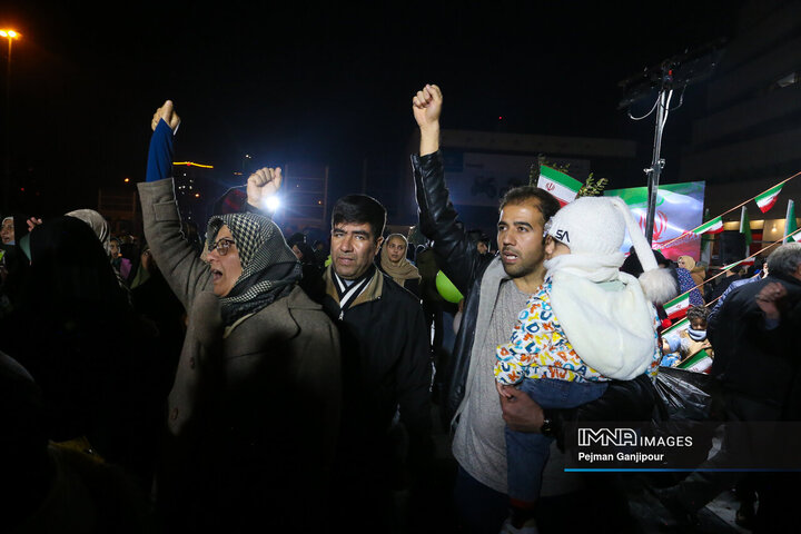 نورافشانی شب ۲۲ بهمن در میدان شهید علیخانی