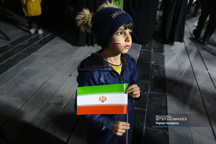 نورافشانی شب ۲۲ بهمن در میدان شهید علیخانی