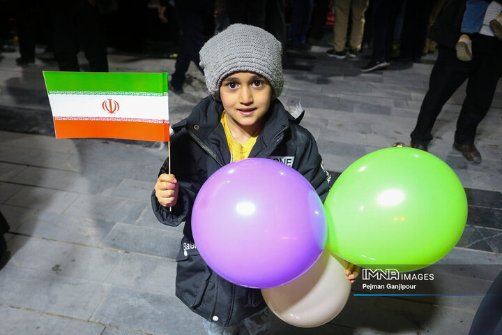 نورافشانی شب ۲۲ بهمن در میدان شهید علیخانی