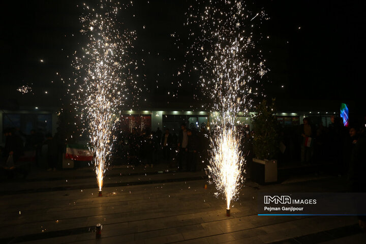 نورافشانی شب ۲۲ بهمن در میدان شهید علیخانی