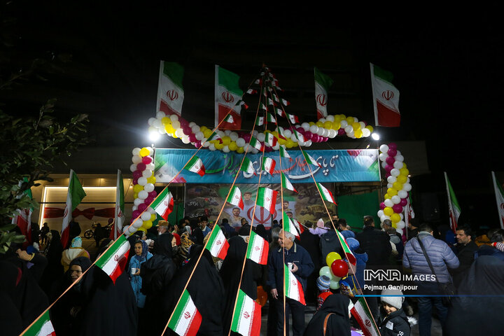 نورافشانی شب ۲۲ بهمن در میدان شهید علیخانی