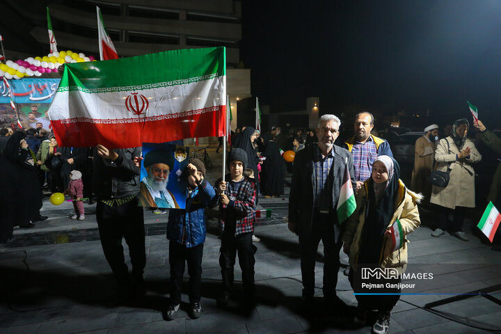 نورافشانی شب ۲۲ بهمن در میدان شهید علیخانی