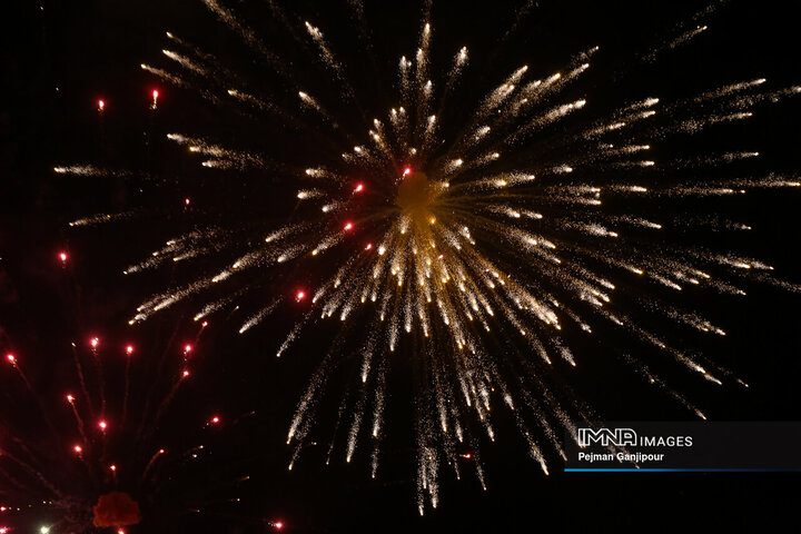 نورافشانی شب ۲۲ بهمن در میدان شهید علیخانی