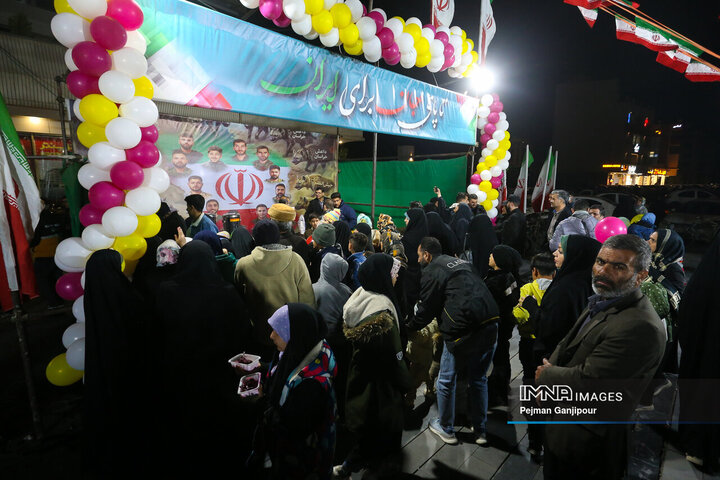 نورافشانی شب ۲۲ بهمن در میدان شهید علیخانی