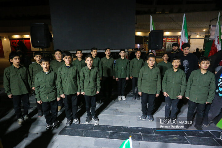 نورافشانی شب ۲۲ بهمن در میدان شهید علیخانی