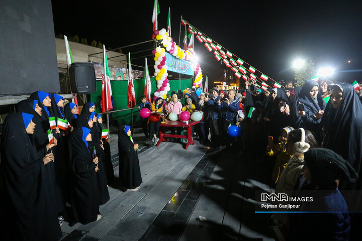 نورافشانی شب ۲۲ بهمن در میدان شهید علیخانی