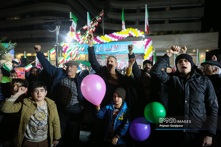 نورافشانی شب ۲۲ بهمن در میدان شهید علیخانی