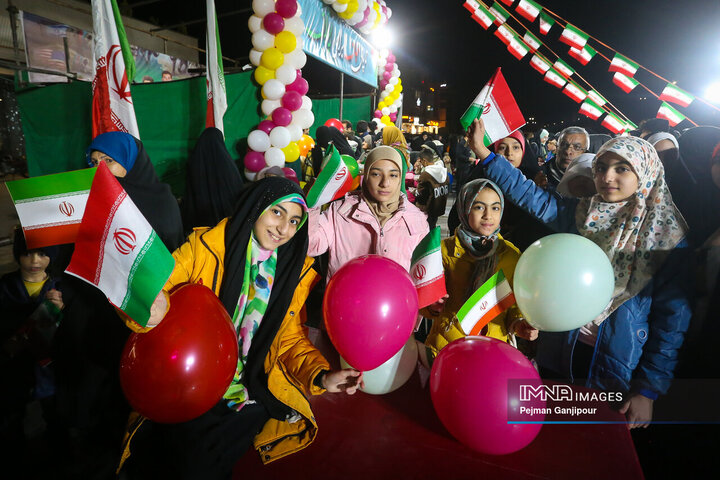 نورافشانی شب ۲۲ بهمن در میدان شهید علیخانی