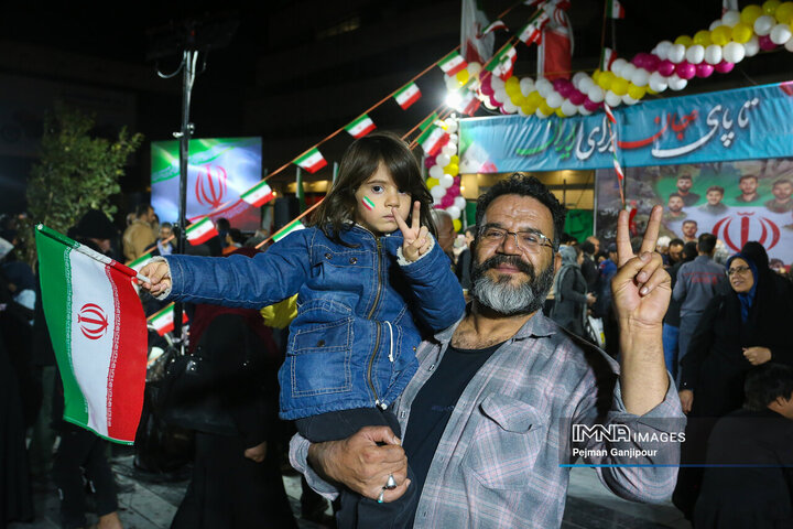 نورافشانی شب ۲۲ بهمن در میدان شهید علیخانی