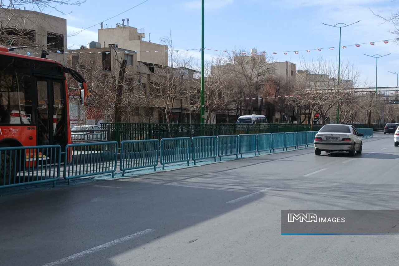 رنگ‌آمیزی ۱۷۲ هزار مترمربع از نرده‌های شهری منطقه ۱۰ اصفهان با تجهیزات مکانیزه