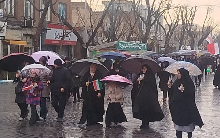 فیلم| آغاز راهپیمایی ۲۲ بهمن تبریز زیر بارش برف و باران