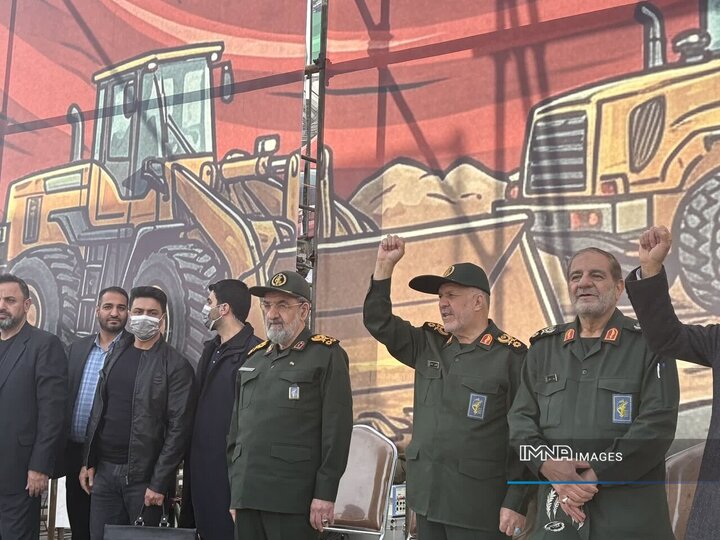 حضور محسن رضایی در مراسم راهپیمایی ۲۲ بهمن اصفهان