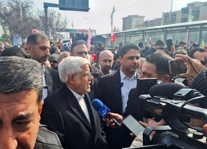 خدمتگزاری به مردم افتخار است/ حل مشکل معیشت اولویت اول دولت چهاردهم