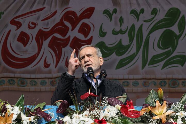 دنیا ببیند که مردم ایران برای دفاع از کشورشان به صحنه آمدهاند