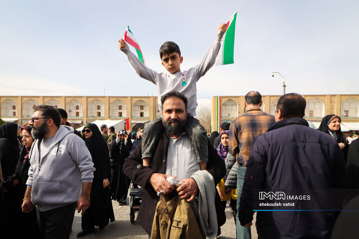 آینده‌سازان ایران پای کار انقلاب