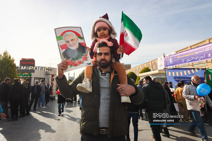 آینده‌سازان ایران پای کار انقلاب