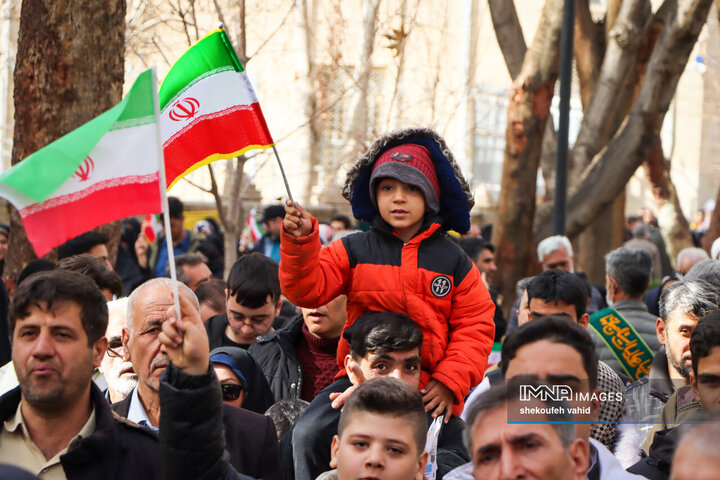 آینده‌سازان ایران پای کار انقلاب