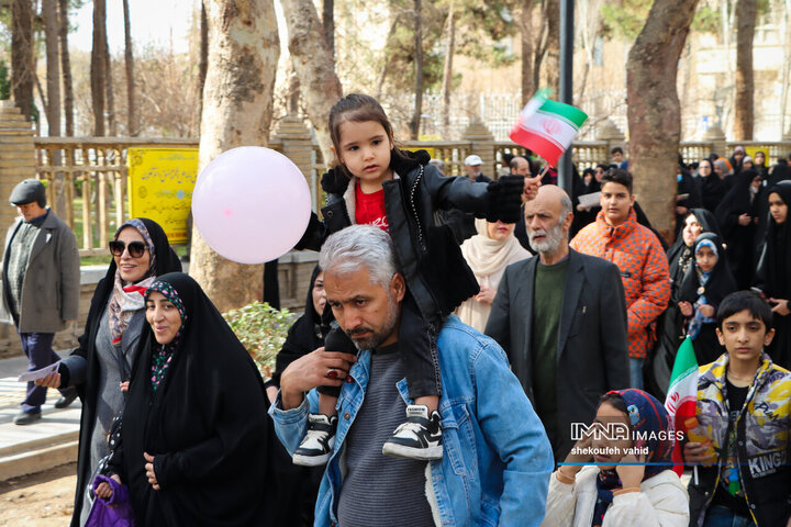 آینده‌سازان ایران پای کار انقلاب