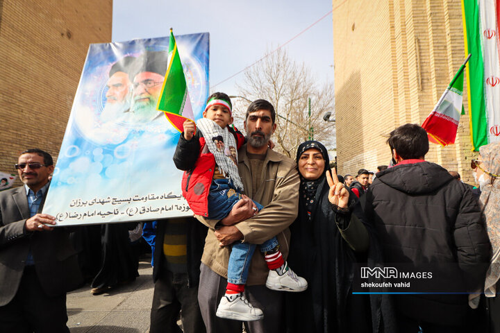 آینده‌سازان ایران پای کار انقلاب