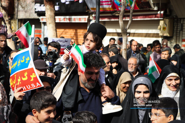 آینده‌سازان ایران پای کار انقلاب