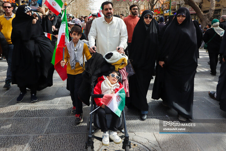 آینده‌سازان ایران پای کار انقلاب