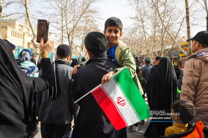 آینده‌سازان ایران پای کار انقلاب