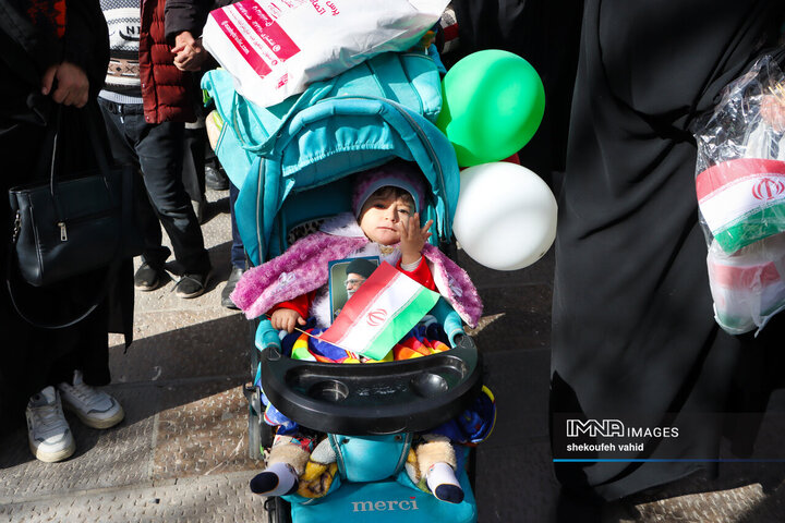 آینده‌سازان ایران پای کار انقلاب