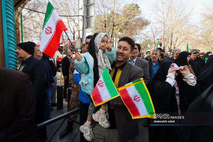 آینده‌سازان ایران پای کار انقلاب