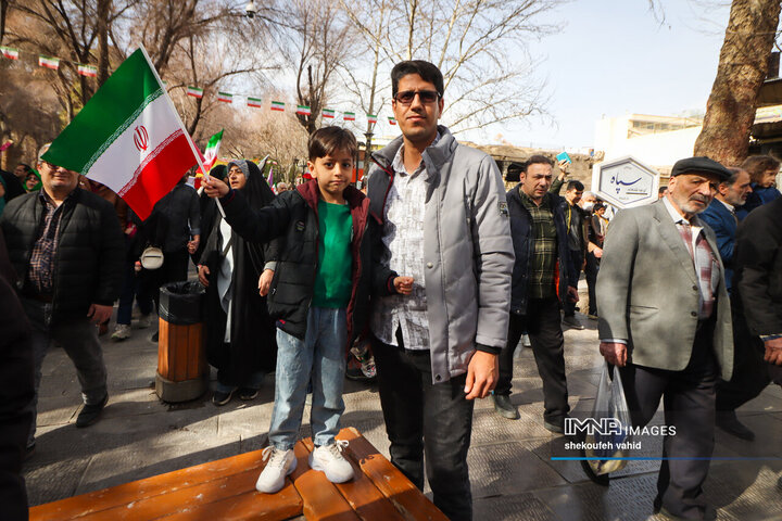 آینده‌سازان ایران پای کار انقلاب