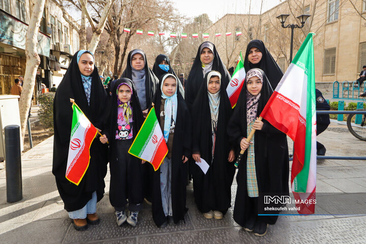 آینده‌سازان ایران پای کار انقلاب