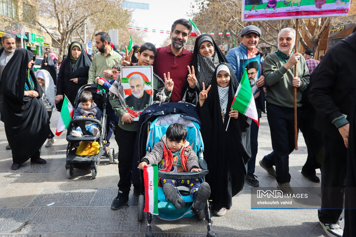 آینده‌سازان ایران پای کار انقلاب